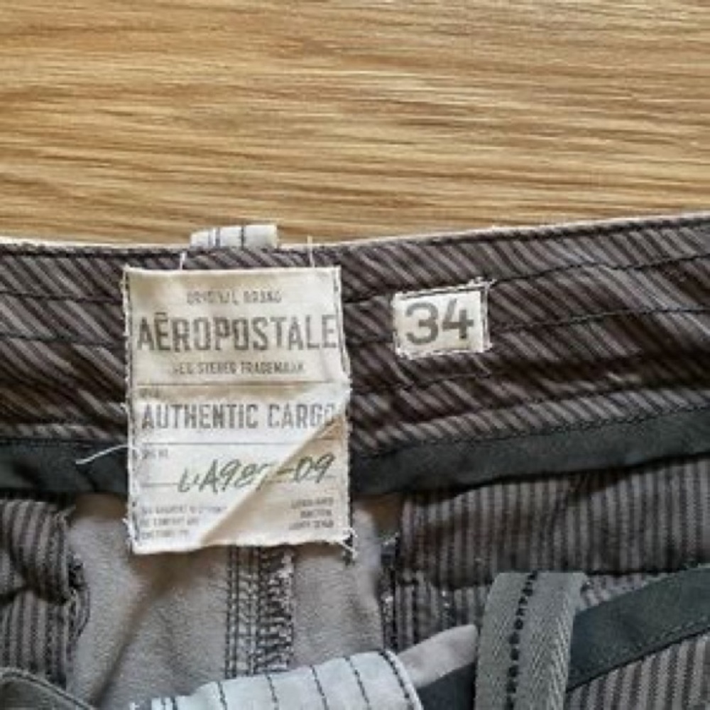 Aeropostale Men's Light Beige Cargo Shorts with Side Logo - Picture 3 of 3